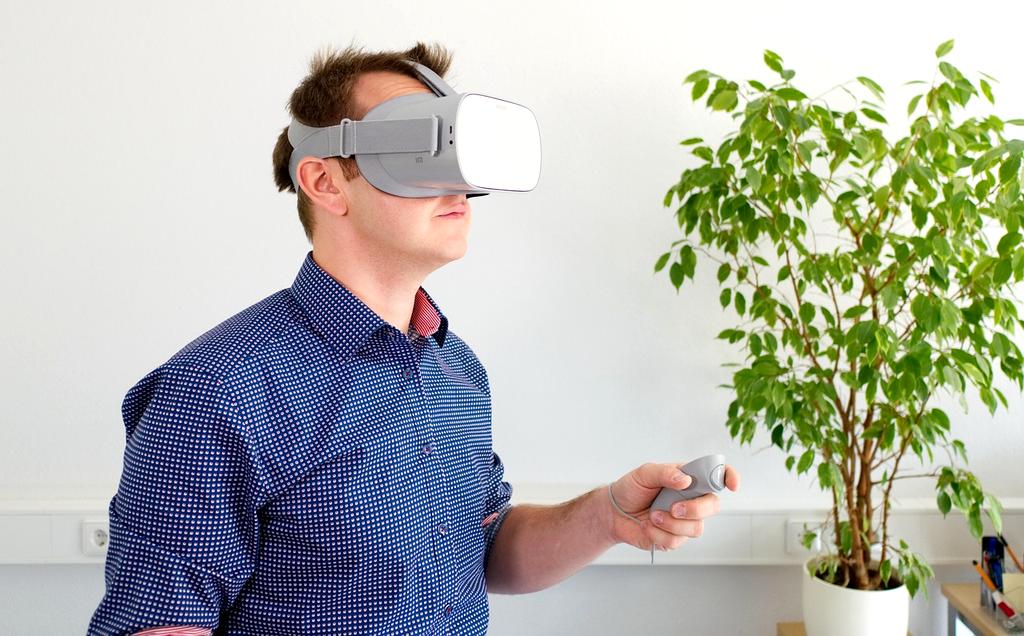 Smart augmented reality glasses with neural interface